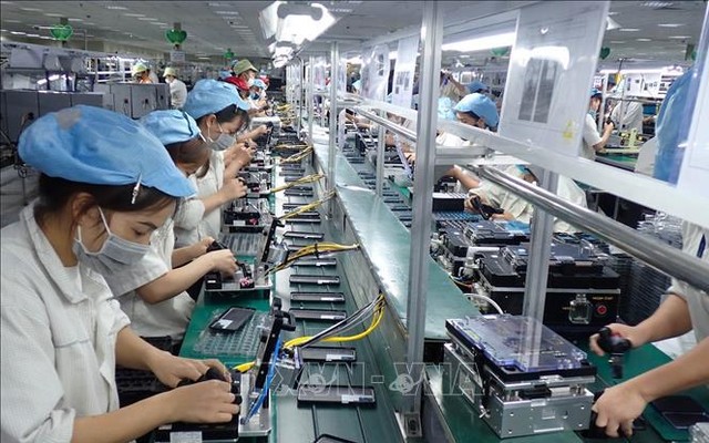 Lắp ráp linh kiện điện thoại tại KCN Điềm Thụy, tỉnh Thái Nguyên. Ảnh: TTXVN