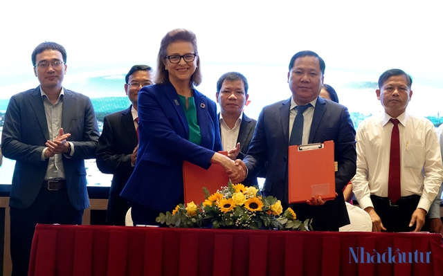 Ông Nguyễn Phi Long, Chủ tịch UBND tỉnh Bình Định (bên phải) và bà Caitlin Wiesen, Trưởng đại diện thường trú UNDP tại Việt Nam ký biên bản ghi nhớ hợp tác. Ảnh: Bảo Thoa