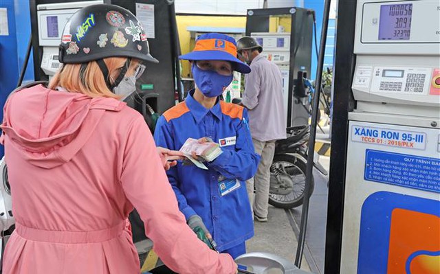 Người dân mua xăng tại một điểm kinh doanh xăng, dầu ở Hà Nội. Ảnh: Trần Việt/TTXVN