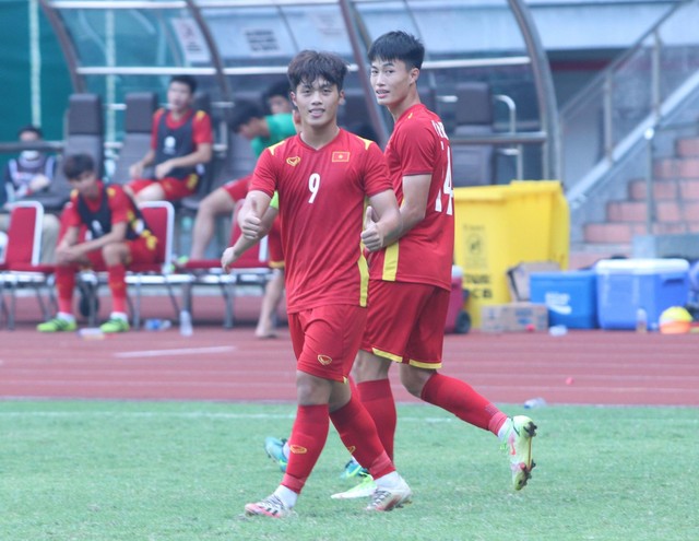 Quốc Việt là vua phá lưới U19 Đông Nam Á: Xứng danh siêu nhân giải trẻ! - Ảnh 8.