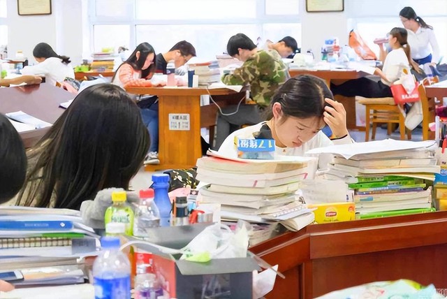 Góc tối phía sau thực trạng thi cao học ở Trung Quốc: Ăn bám cha mẹ kiểu mới nhưng phụ huynh vẫn nghĩ con cái có ý chí - Ảnh 11.