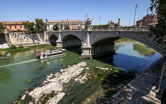 Cầu Nero thời La Mã cổ đại hiện ra khi Ý bị hạn hán nghiêm trọng