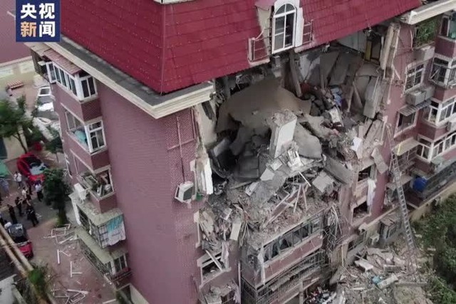  Đang yên lành, tòa nhà ở Trung Quốc bất ngờ sập hẳn 3 tầng  - Ảnh 1.