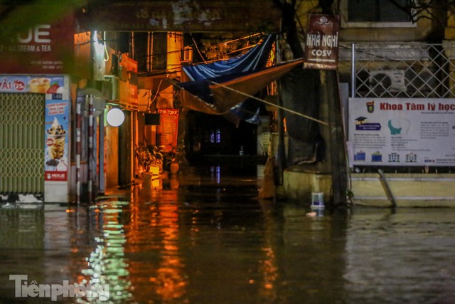 Mưa dông suốt đêm, nhiều tuyến phố Hà Nội ngập trong biển nước - Ảnh 11.