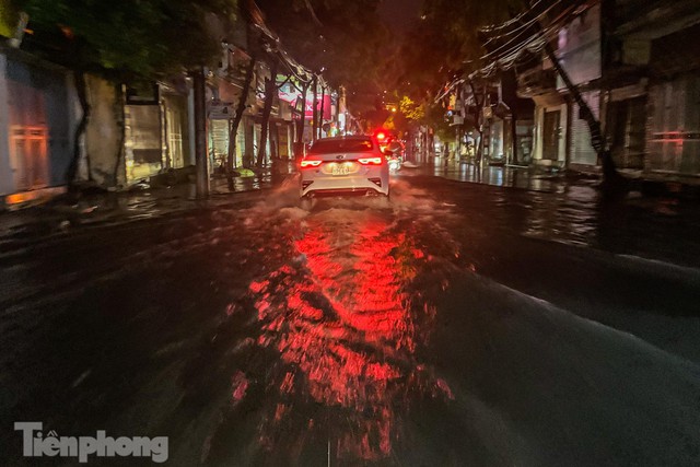 Mưa dông suốt đêm, nhiều tuyến phố Hà Nội ngập trong biển nước - Ảnh 18.