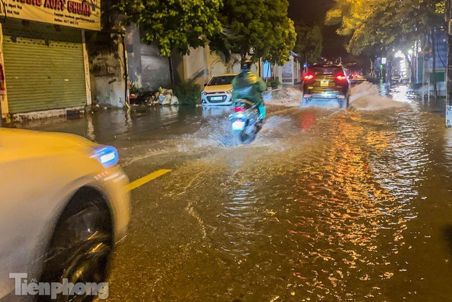 Mưa dông suốt đêm, nhiều tuyến phố Hà Nội ngập trong biển nước - Ảnh 19.