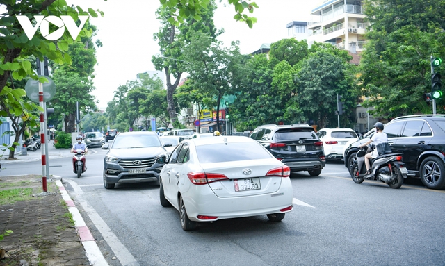 Giao thông lộn xộn những ngày đầu phân luồng 2 chiều phố Quang Trung, Hà Nội - Ảnh 4.