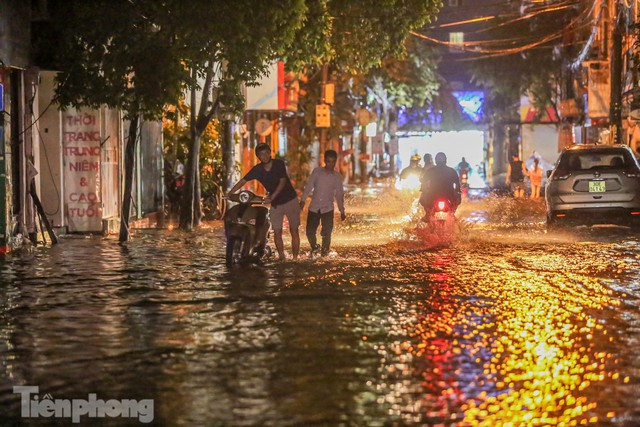 Mưa dông suốt đêm, nhiều tuyến phố Hà Nội ngập trong biển nước - Ảnh 5.