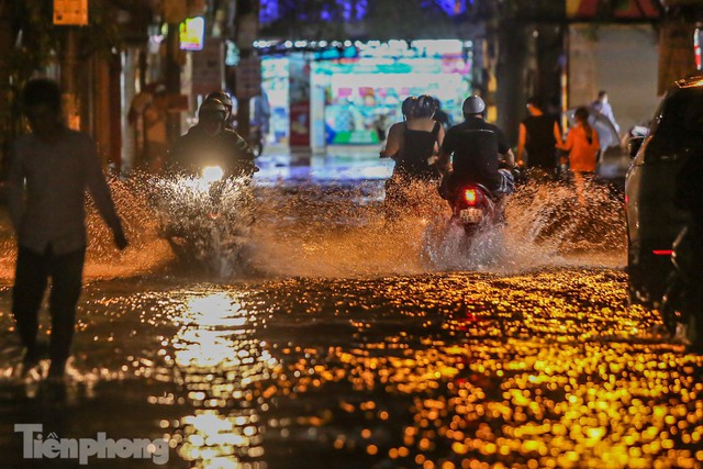 Mưa dông suốt đêm, nhiều tuyến phố Hà Nội ngập trong biển nước - Ảnh 6.