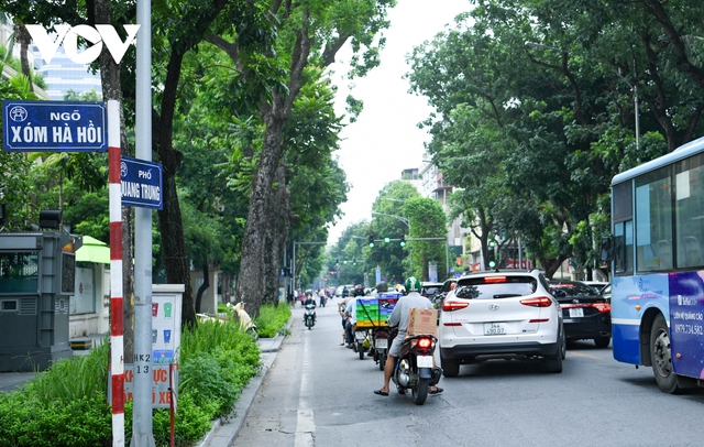 Giao thông lộn xộn những ngày đầu phân luồng 2 chiều phố Quang Trung, Hà Nội - Ảnh 8.