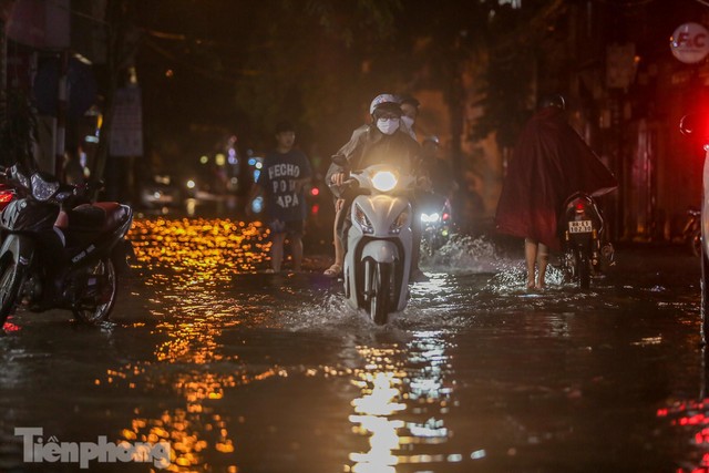 Mưa dông suốt đêm, nhiều tuyến phố Hà Nội ngập trong biển nước - Ảnh 9.