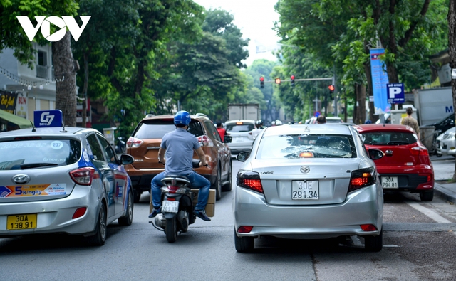 Giao thông lộn xộn những ngày đầu phân luồng 2 chiều phố Quang Trung, Hà Nội - Ảnh 9.