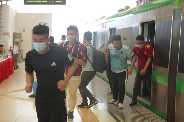  Ảnh: Diễn tập tình huống hành khách ngạt khói, ngất xỉu trên tàu điện Cát Linh - Hà Đông - Ảnh 2.