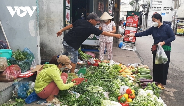 Giá rau xanh ở TP.HCM tăng cao: Cả người bán và người mua đều than thở - Ảnh 1.