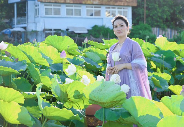  Sen Hồ Tây vào mùa, dịch vụ thuê váy áo, trang điểm chụp ảnh hút giới trẻ  - Ảnh 11.