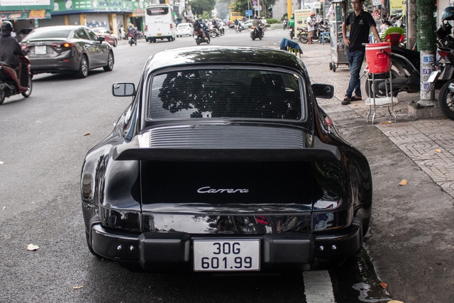 Dang Le Nguyen Vu 週末在越南駕駛獨特的保時捷 911 Carrera G 系列 - 照片 3。