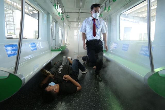  Ảnh: Diễn tập tình huống hành khách ngạt khói, ngất xỉu trên tàu điện Cát Linh - Hà Đông - Ảnh 3.