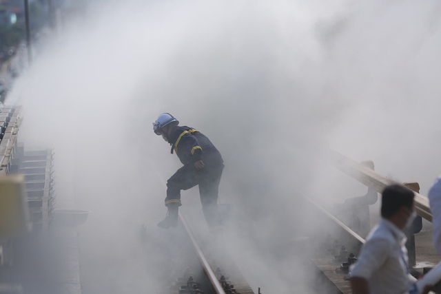  Ảnh: Diễn tập tình huống hành khách ngạt khói, ngất xỉu trên tàu điện Cát Linh - Hà Đông - Ảnh 6.