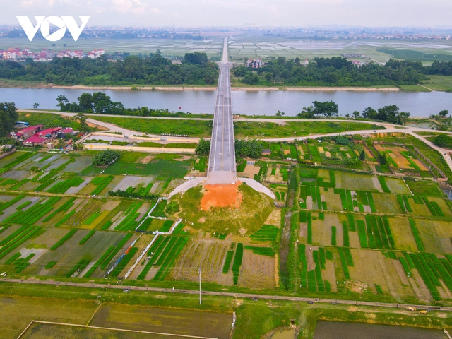 Cây cầu cụt trăm tỷ ở Bắc Giang xây xong 2 năm vẫn để trưng bày - Ảnh 1.