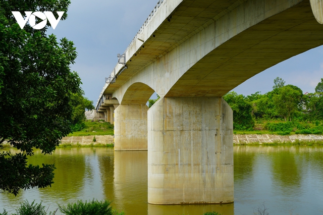 Cây cầu cụt trăm tỷ ở Bắc Giang xây xong 2 năm vẫn để trưng bày - Ảnh 12.