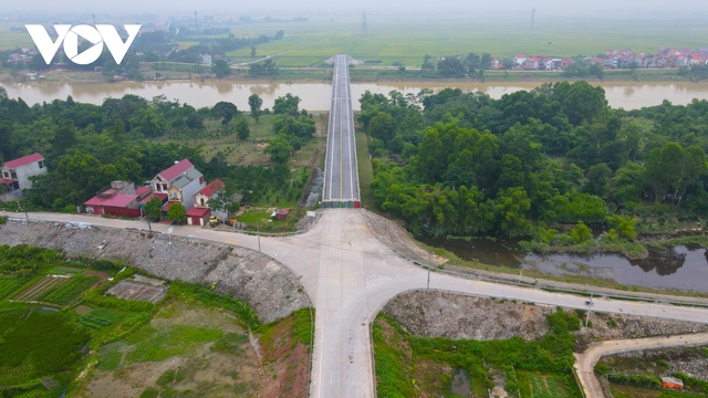 Cây cầu cụt trăm tỷ ở Bắc Giang xây xong 2 năm vẫn để trưng bày - Ảnh 8.