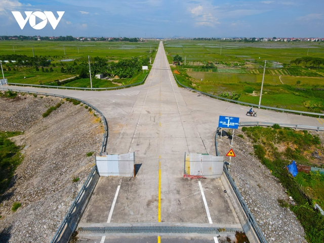 Cây cầu cụt trăm tỷ ở Bắc Giang xây xong 2 năm vẫn để trưng bày - Ảnh 10.