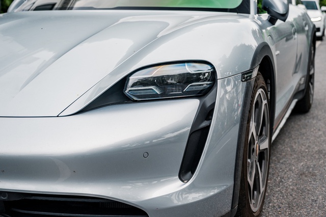 Porsche Taycan Cross Turismo đầu tiên Việt Nam - Xe điện có thể offroad cho giới nhà giàu - Ảnh 3.