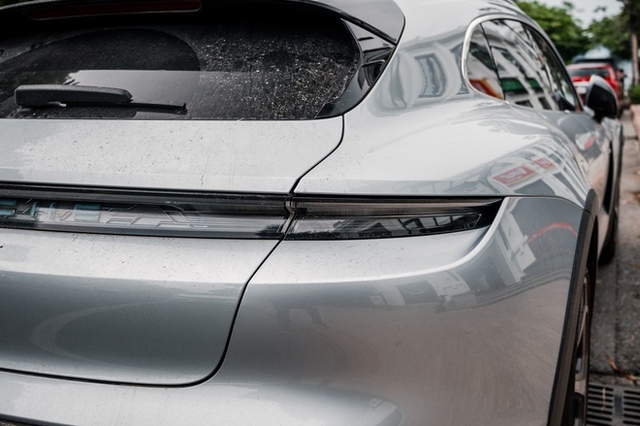 Porsche Taycan Cross Turismo đầu tiên Việt Nam - Xe điện có thể offroad cho giới nhà giàu - Ảnh 8.