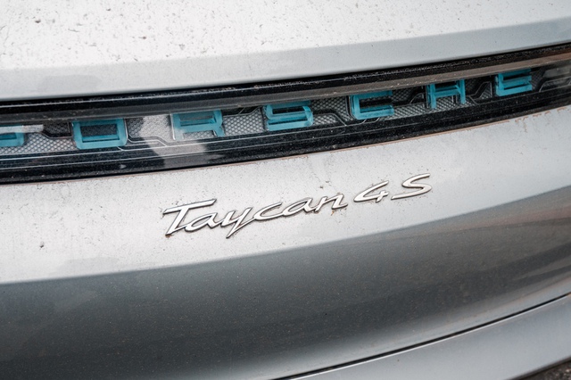 Porsche Taycan Cross Turismo đầu tiên Việt Nam - Xe điện có thể offroad cho giới nhà giàu - Ảnh 9.