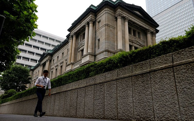 Bên ngoài ngân hàng trung ương Nhật Bản. Ảnh: Reuters.