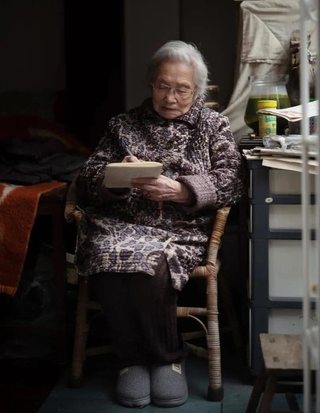 Chăm chỉ nghiên cứu chứng khoán trên TV, cụ bà 104 tuổi kiếm bộn tiền nhờ cách đầu tư ăn chắc mặc bền: Tôi thường mua cổ phiếu giá rẻ - Ảnh 1.