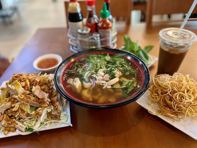  Nhà ẩm thực Mỹ mê cơm gà Việt Nam như điếu đổ: Món ăn gây xao xuyến, ấn tượng khó phai - Ảnh 1.