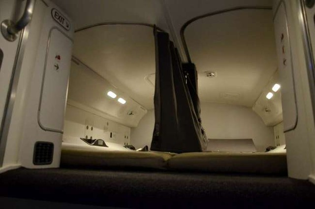 Bên trong phòng ngủ bí mật của phi công trên các chuyến bay dài: Thoải mái chẳng kém gì một số khoang hạng nhất! - Ảnh 5.