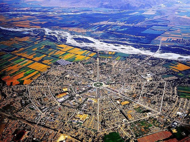  Độc đáo thành phố quy hoạch theo hình bát quái ở Trung Quốc  - Ảnh 2.
