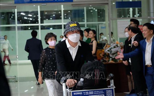 Những khách du lịch Hàn Quốc đến sân bay Liên Khương thành phố Đà Lạt sau thời gian giãn cách. Ảnh: Nguyễn Dũng/TTXVN