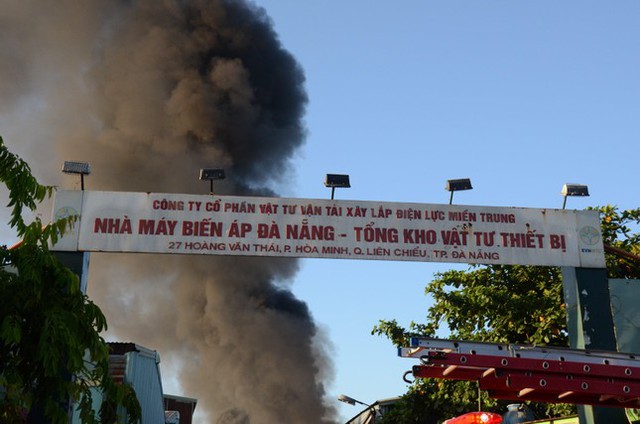  Hàng trăm người dập lửa tại kho vật tư của nhà máy Biến áp Đà Nẵng  - Ảnh 1.
