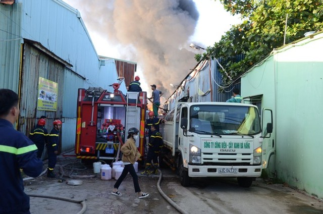  Hàng trăm người dập lửa tại kho vật tư của nhà máy Biến áp Đà Nẵng  - Ảnh 2.