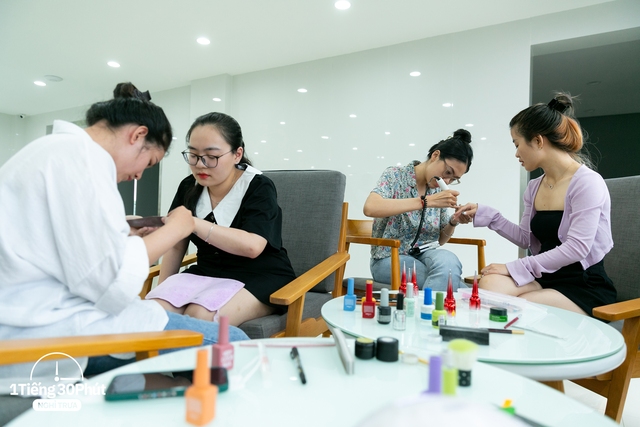 Một công ty mở hẳn tiệm nails vào giờ trưa để giúp toàn bộ nhân viên nữ được làm đẹp và thư giãn, cùng khu vực giải trí trị giá hơn chục tỷ - Ảnh 1.