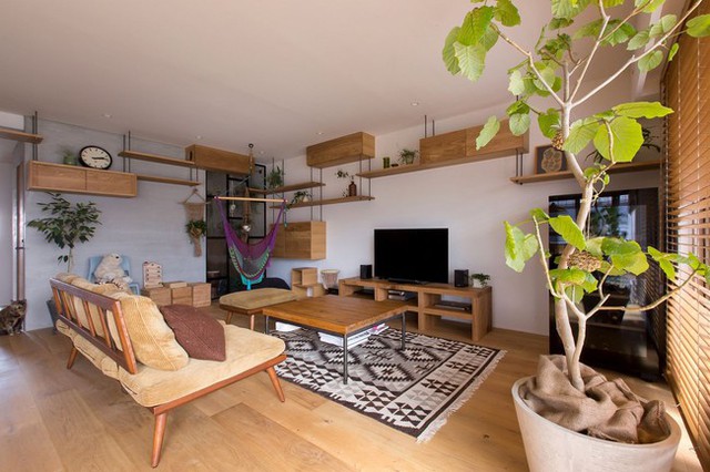 Căn hộ 85m² sử dụng nội thất toàn gỗ nhưng không hề nặng nề của gia đình 3 người ở Nhật Bản - Ảnh 3.