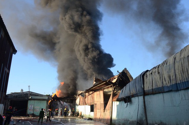  Hàng trăm người dập lửa tại kho vật tư của nhà máy Biến áp Đà Nẵng  - Ảnh 3.