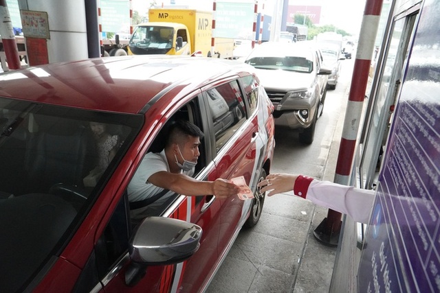  Cận cảnh ngày đầu thu phí không dừng trên cao tốc TP HCM – Long Thành - Dầu Giây  - Ảnh 2.