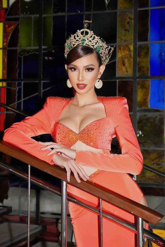 Quản lý hé lộ nguyên nhân vương miện 12 tỷ đồng của Hoa hậu Thùy Tiên gặp sự cố ở châu Âu - Ảnh 4.