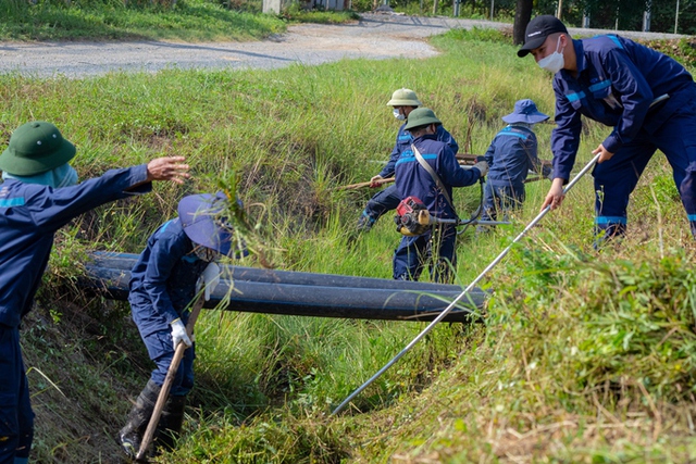  Nhân viên sân bay căng mình làm việc trong cái nóng 60 độ C  - Ảnh 7.