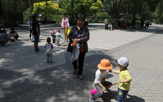 Số lượng trẻ em mới sinh tại một số tỉnh thành Trung Quốc thấp nhất nhiều thập kỷ. Ảnh: Reuters.