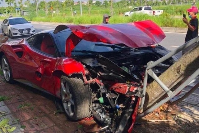  Vụ siêu xe Ferrari húc đổ cây ở Hà Nội: Lộ nhiều tình tiết lạ  - Ảnh 1.