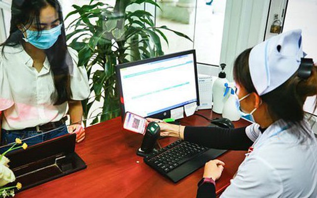 Người dân ứng dụng VssID để đăng ký khám, chữa bệnh BHYT tại Bệnh viện Đa khoa khu vực miền núi phía Bắc, tỉnh Quảng Nam
