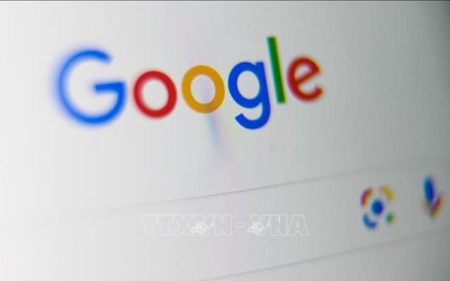 Biểu tượng Google trên màn hình máy tính bảng. Ảnh: AFP/TTXVN