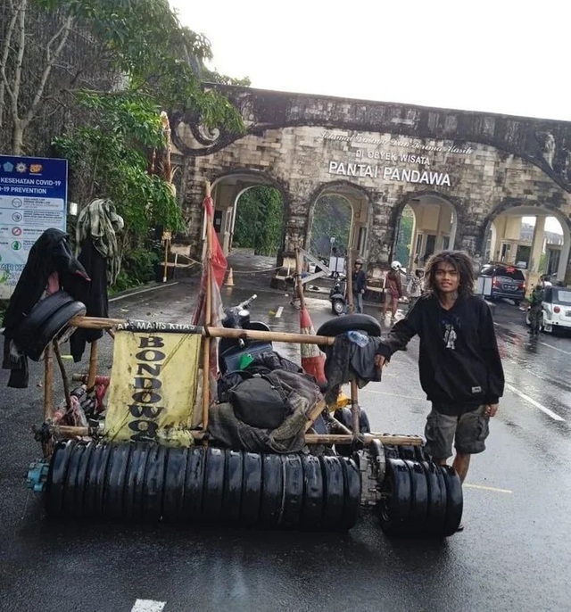 Những màn độ xe Vespa ‘không tưởng’: Biến thành xe tăng, xe 1 bánh, dùng thân tre... - Ảnh 3.