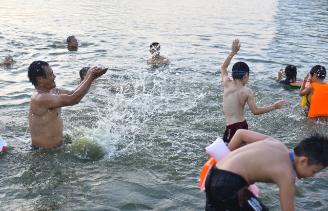 Ảnh: Hà Nội nắng nóng 37 độ C, người lớn, trẻ em biến hồ Linh Đàm thành bãi tắm để giải nhiệt - Ảnh 12.