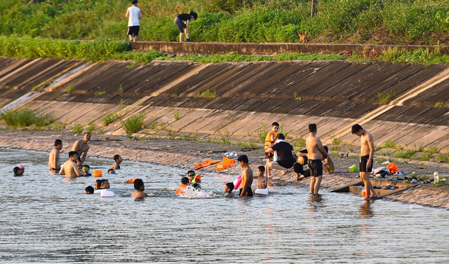 Ảnh: Hà Nội nắng nóng 37 độ C, người lớn, trẻ em biến hồ Linh Đàm thành bãi tắm để giải nhiệt - Ảnh 13.